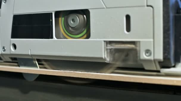 Sega circolare ravvicinata sul cursore taglia il bordo della piastra truciolare — Video Stock