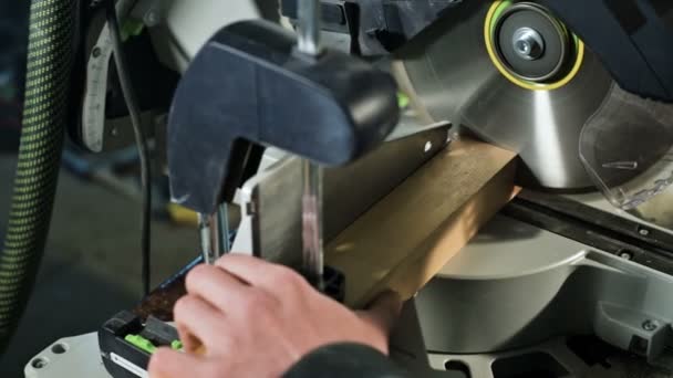 Close-up mans ruky pracující na stroji s kotoučovou pilou. Dřevěné sochory kruhové řezačky — Stock video