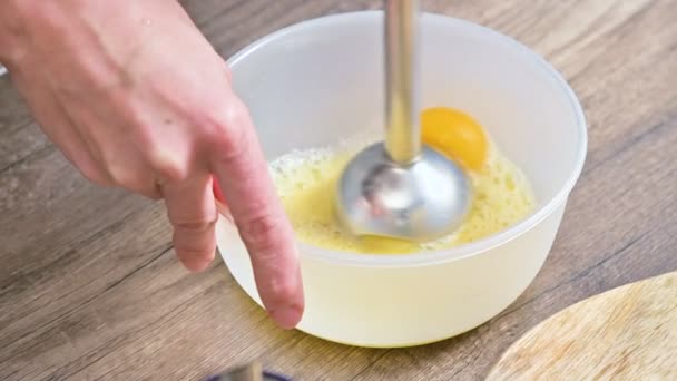 detail, bičování domácí majonéza s mixérem v plastové misce