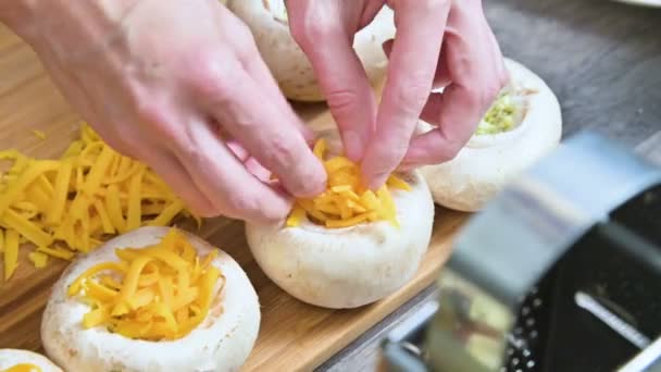 Zbliżenie: kobieta ręce farsz świeżych borowików z sosem i serem na protwin. Przygotowanie do pieczenia w piekarniku grzybów — Wideo stockowe