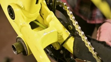 Bir bisiklet tamir dükkanında yakın çekim master bakım için pedallar kaldırır. Bisiklet tamir