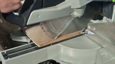 Yakın çekim, bir daire testere ile bir makinede çalışan el mans. Ahşap kütük dairesel kesme