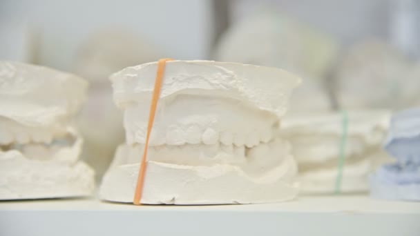 Dental gypsum model cast of human dental jaw. Laboratory prosthetics. Close-up — Stock Video