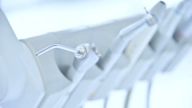 Yakın çekim dişçi ofisinde tutucu üzerinde profesyonel araçları kümesi. Yüksek anahtar. Stamotology kavramı