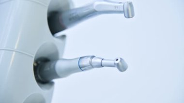 Yakın çekim dişçi ofisinde tutucu üzerinde profesyonel araçları kümesi. Yüksek anahtar. Stamotology kavramı