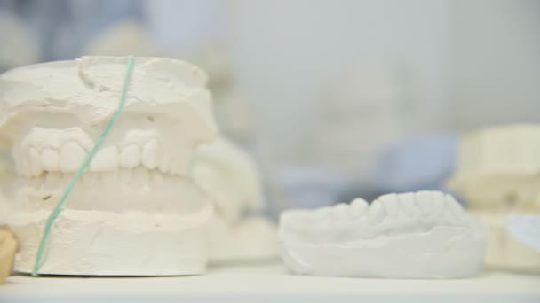 Dental gypsum model cast of human dental jaw. Laboratory prosthetics. Close-up — Stock Video