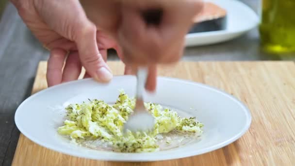 Close-up van vrouwelijke handen met een vork geroerd de boter met kruiden. De keuken van het huis. Voor de saus — Stockvideo