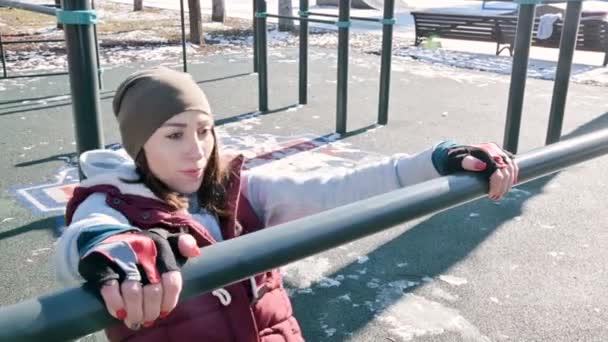 Retrato Atleta Menina Chapéu Com Luvas Colete Quente Fazendo Exercícios — Vídeo de Stock