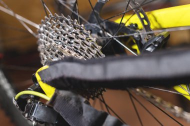 Bisiklet tamir yakın çekim görünümü. Dişli kaset yakın çekim. Dağ bisikleti için servis işçiliği. Siteniz için tamir kılavuzu