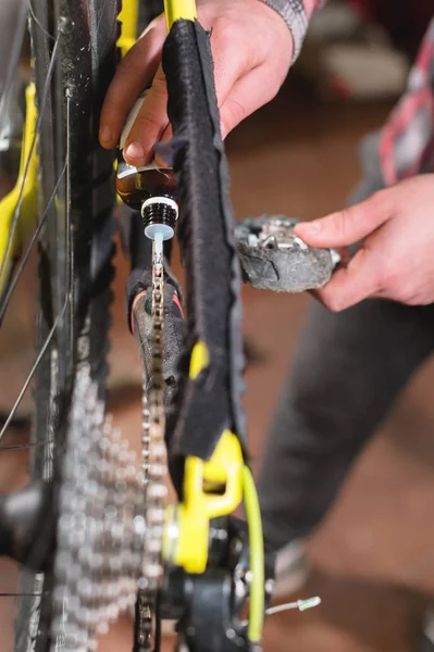 Dağ bisikleti ev atölye özel yağ Bisiklet zinciri ile yüksek lisans yağ tarafından liderliğindeki mens eller Close-Up