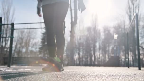 Ângulo Baixo Contra Sol Menina Esportes Inverno Playground Faz Lunges — Vídeo de Stock