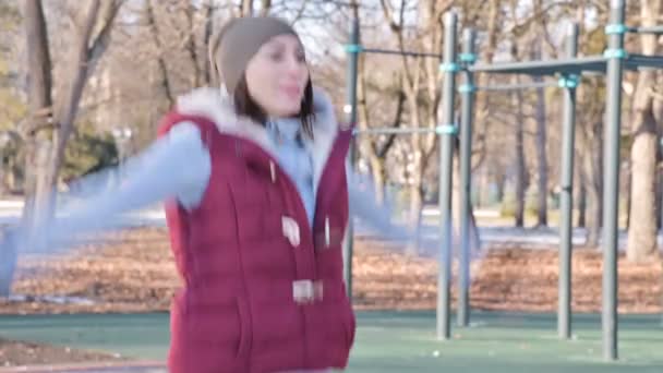 Portret van een meisje van de sport warming-ups buitenshuis op het sportveld te doen op een zonnige dag in de winter — Stockvideo