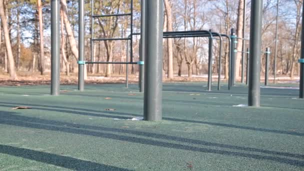Close-up of girls legs in an open area for workout at the horizontal bar — Stock Footage Close-up of girls legs in an open area for workout at the horizontal bar Video Clip