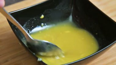 Close-Up eller bir kaşık tereyağı ve baharatlar ile karışık. Ev mutfak. Sos için