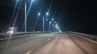 Araba araba cama görünümünden gece aydınlatma lambaları ile izlemek. Gece karayolu