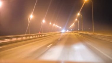 Araba araba cama görünümünden gece aydınlatma lambaları ile izlemek. Gece karayolu