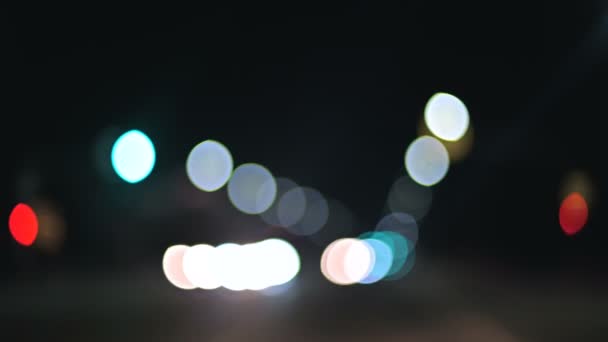 Luci colorate bokeh nella strada di campagna di notte. circoli mobili di semafori autostradali. Strada notturna sfocata — Video Stock