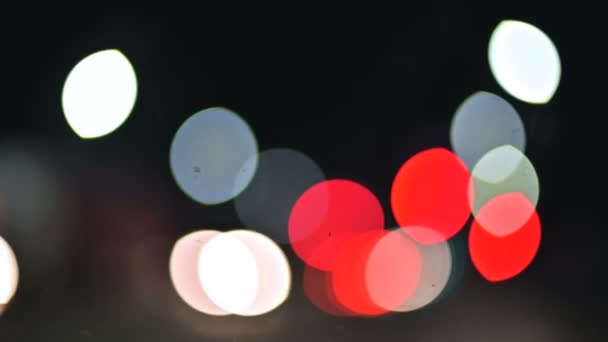 Luces bokeh de colores en el camino de campo nocturno. círculos móviles de semáforos de carretera. Camino nocturno desenfocado — Vídeos de Stock