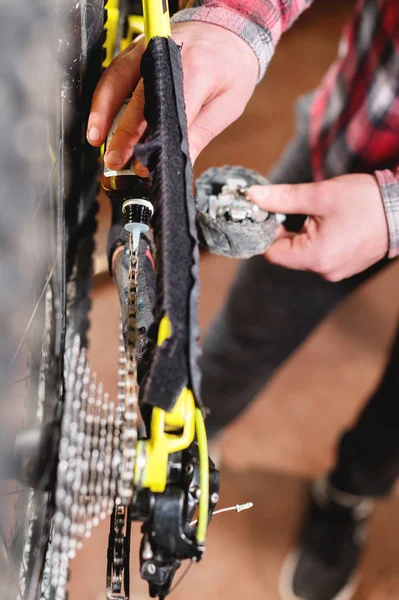 Dağ bisikleti ev atölye özel yağ Bisiklet zinciri ile yüksek lisans yağ tarafından liderliğindeki mens eller Close-Up