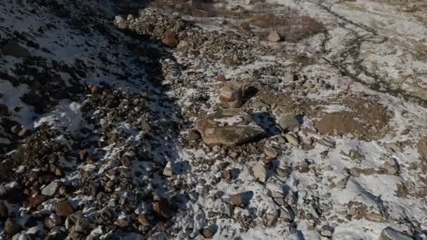 Flygfoto över turister personer som reser i bergen. Vandring gruppen promenader längs en bergsklyfta bredvid en mountain river. Birds eye view — Stockvideo