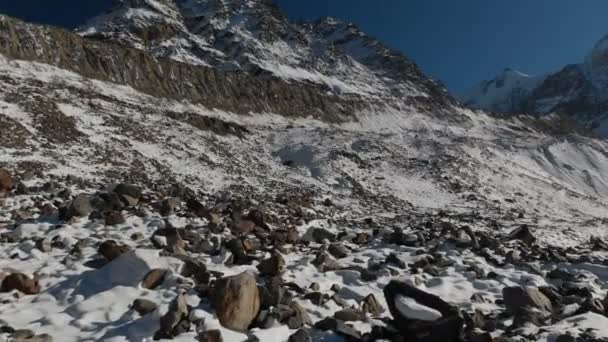 Εναέρια άποψη του λαού οι τουρίστες ταξιδεύουν στα βουνά. Πεζοπορική ομάδα περπάτημα κατά μήκος ενός βραχώδους φαραγγιού δίπλα σε ένα ποτάμι βουνό. Πτηνών μάτι θέα — Αρχείο Βίντεο
