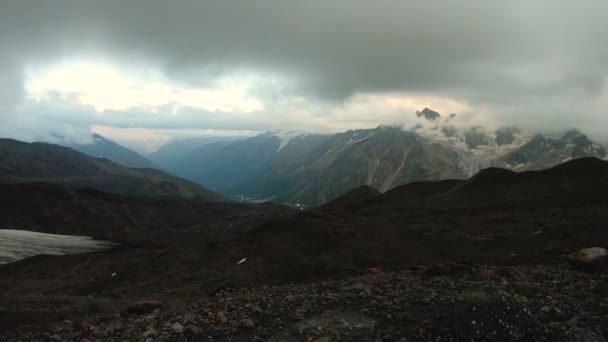 在北高加索的埃尔布鲁斯山的山上, 雨点前的夜晚流逝 — 图库视频影像