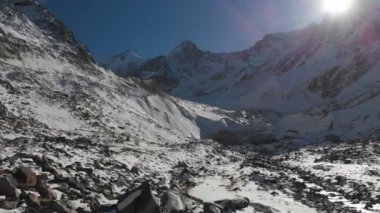 Turist insanlar dağlarda seyahat hava görünümünü. Bir dağ nehir yanındaki kayalık bir geçit boyunca yürüyüş yürüyüş grubu. Kuş görünümü göz
