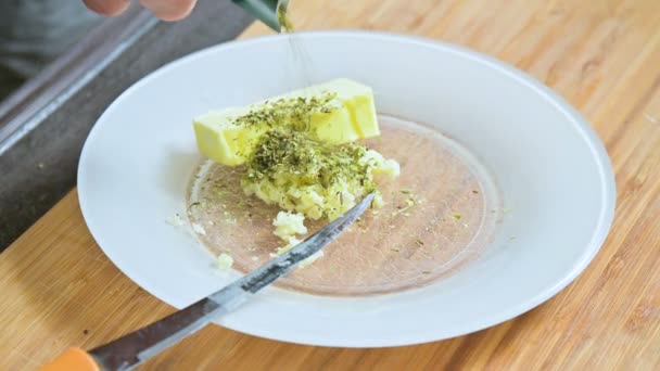 El primer plano de las manos femeninas con un tenedor revolvió la mantequilla con especias. Cocina casera. Para la salsa — Vídeos de Stock