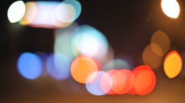 Gece şehir ışıkları renkli bokeh. hareketli daireler trafik ışıkları ışıklar işaretleri. Ufuk gece şehir yolda vurgulamaktadır