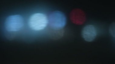 Renkli bokeh ışıkları gece köy yolunda. trafik otoyol ışığı hareketli daireler. Ufuk gece yol