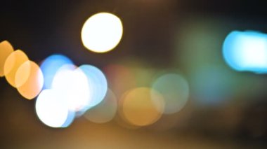 Gece şehir ışıkları renkli bokeh. hareketli daireler trafik ışıkları ışıklar işaretleri. Ufuk gece şehir yolda vurgulamaktadır