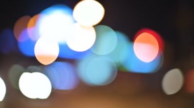 Gece şehir ışıkları renkli bokeh. hareketli daireler trafik ışıkları ışıklar işaretleri. Ufuk gece şehir yolda vurgulamaktadır