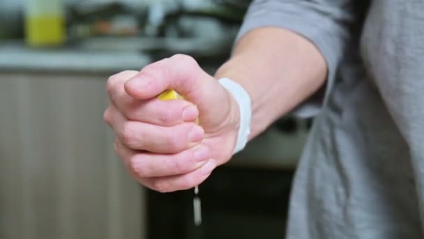 Primer plano de las manos de una cocinera que prepara truchas de salmón de pescado fresco regadas con jugo de limón. Aprieta las manos de limones. El concepto de cocinar cocina casera saludable y vegana — Vídeo de stock