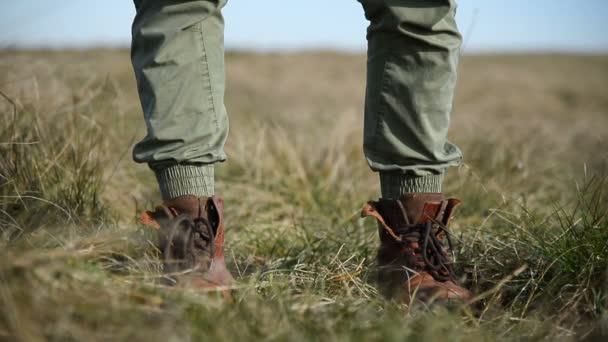 Zbliżenie niski kąt człowieka nie do poznania w stylowe buty vintage wchodzi do Stojaki ramki i idzie. Koncepcja podróży — Wideo stockowe