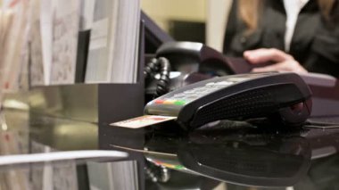 Yakın çekim kart okuyucu için kredi kartı ile ödeme. Depodaki terminal ödeme ödedikten sonra bir onay kapalı bayanlar el gözyaşları. Bankacılık hizmetleri elektronik para. Banka kartı kullanmak