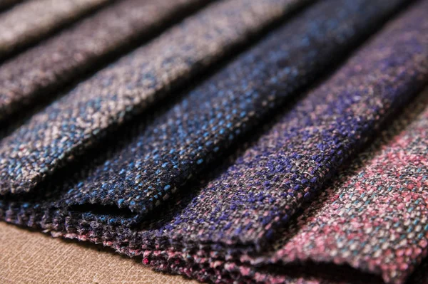 Un ensemble d'échantillons de lignes de décoration de meubles en tissu de textures textiles. Revêtement à rayures multicolores. Mode et tonalité pour un style intérieur luxueux. Contexte abstrait — Photo