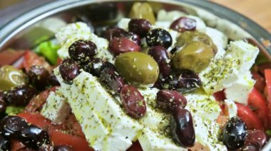 Yakın çekim taze vejetaryen veggie Yunan salatası beyaz peynir kırmızı biber domates zeytin ve baharat. Sığ derinlik-in tarla