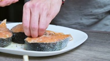 Taze balık hazırlar bir aşçı kız el yakın çekim somon limon suyu ile sulama alabalık. Limon ellerini sıkar. Sağlıklı yemek ve vegan ev yemekleri