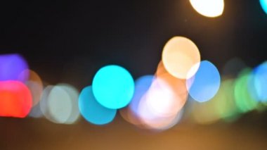 Gece şehir ışıkları renkli bokeh. hareketli daireler trafik ışıkları ışıklar işaretleri. Ufuk gece şehir yolda vurgulamaktadır