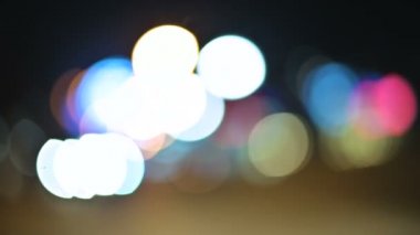 Gece şehir ışıkları renkli bokeh. hareketli daireler trafik ışıkları ışıklar işaretleri. Ufuk gece şehir yolda vurgulamaktadır