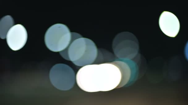 Gekleurde bokeh verlichting in de nacht-landweg. bewegende cirkels snelweg verkeerslichten. Intreepupil nacht weg — Stockvideo