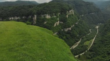 Bir uçurumun üzerinden akan bir nehir ile gorge içinde hava görünümünü. Dağlarda yaz peyzaj