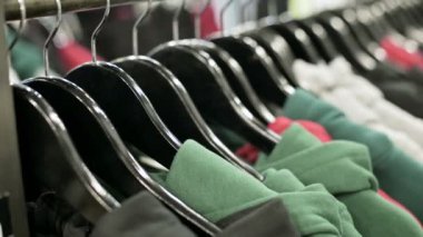 Askı giyim mağazası üzerinde çok renkli hoodies Close-Up