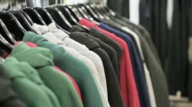 Askı giyim mağazası üzerinde çok renkli hoodies Close-Up