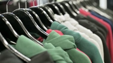 Askı giyim mağazası üzerinde çok renkli hoodies Close-Up
