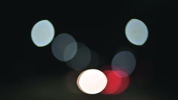 Lumières de bokeh colorées dans la route de campagne de nuit. cercles mobiles de feux de circulation. Route de nuit déconcentrée 