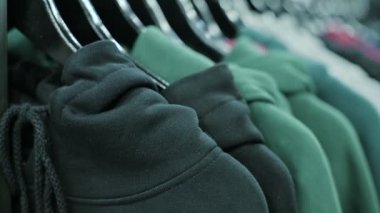 Askı giyim mağazası üzerinde çok renkli hoodies Close-Up