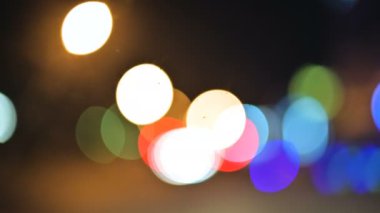 Gece şehir ışıkları renkli bokeh. hareketli daireler trafik ışıkları ışıklar işaretleri. Ufuk gece şehir yolda vurgulamaktadır