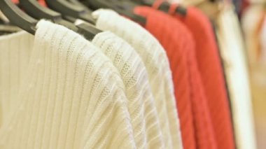Askı giyim mağazası üzerinde çok renkli hoodies Close-Up