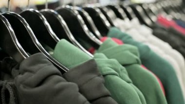 Askı giyim mağazası üzerinde çok renkli hoodies Close-Up